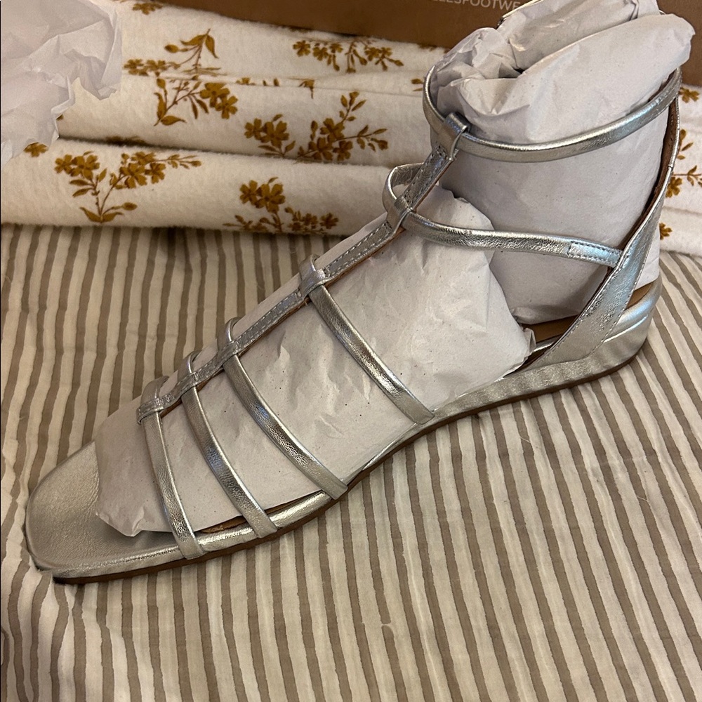 Seychelles NWT Silver Strappy Women's Sandals